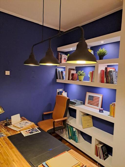 דירה Chic Comfort: Where Cozy Meets Professional *