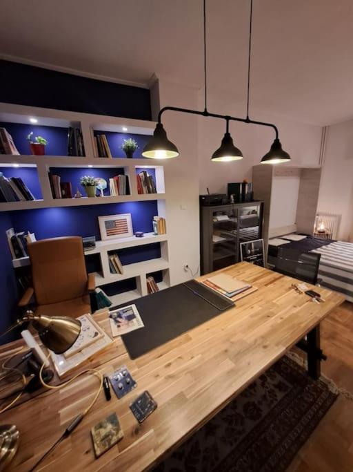 Chic Comfort: Where Cozy Meets Professional אתונה